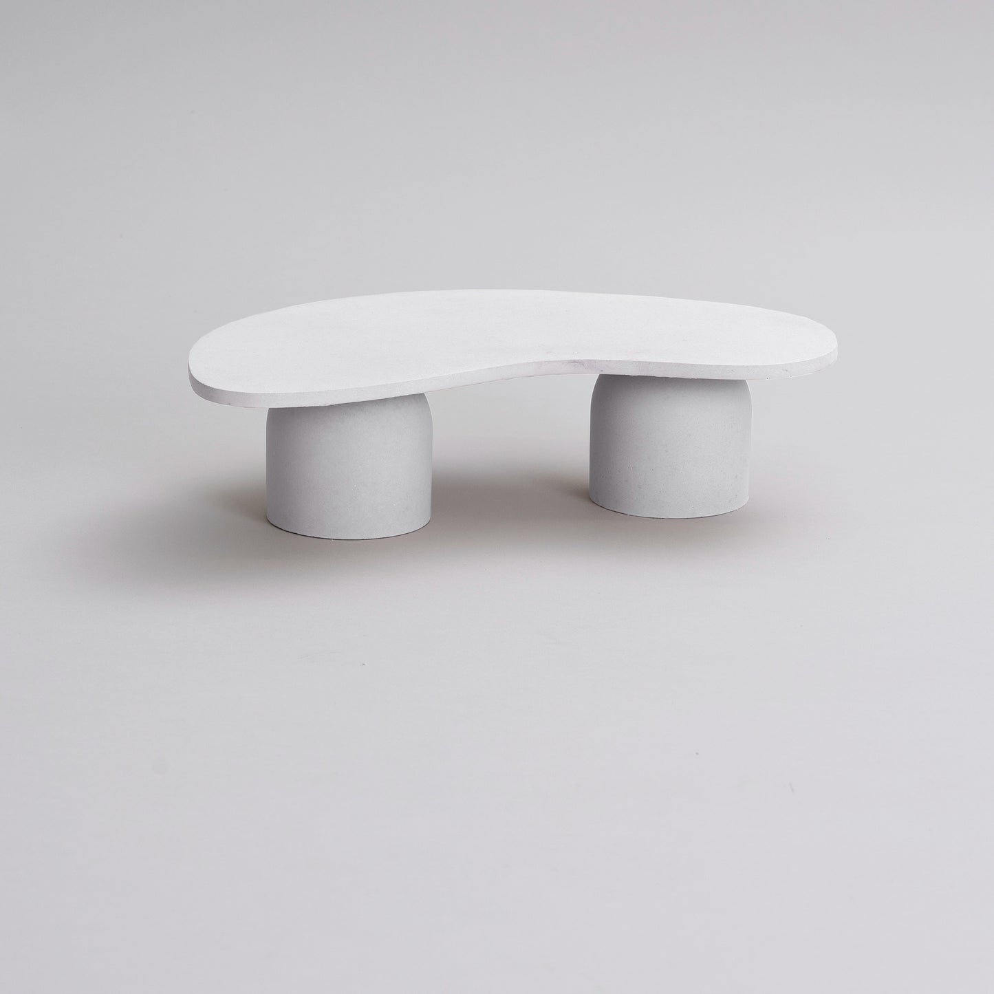 White concrete asymmetric table / Guer