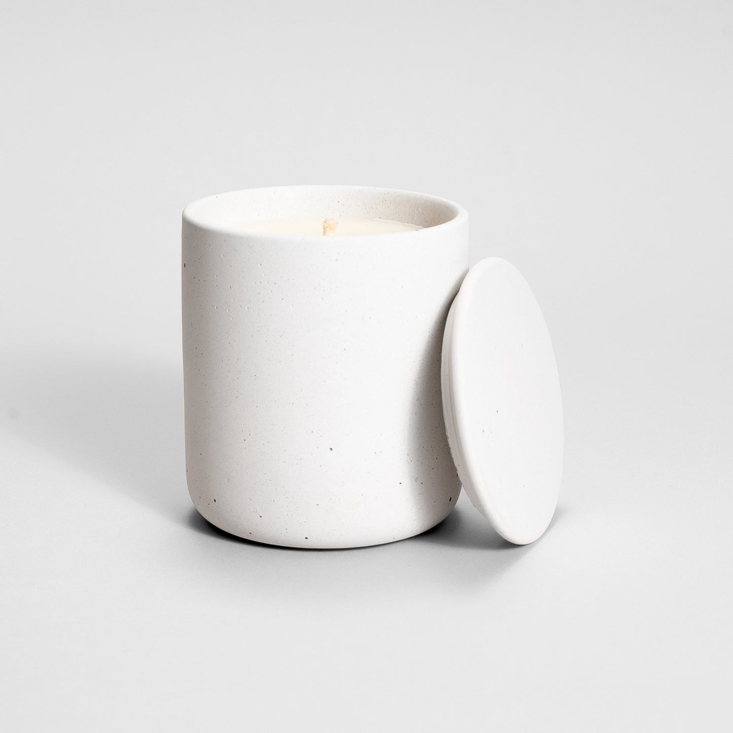 White Concrete Candle / Medio